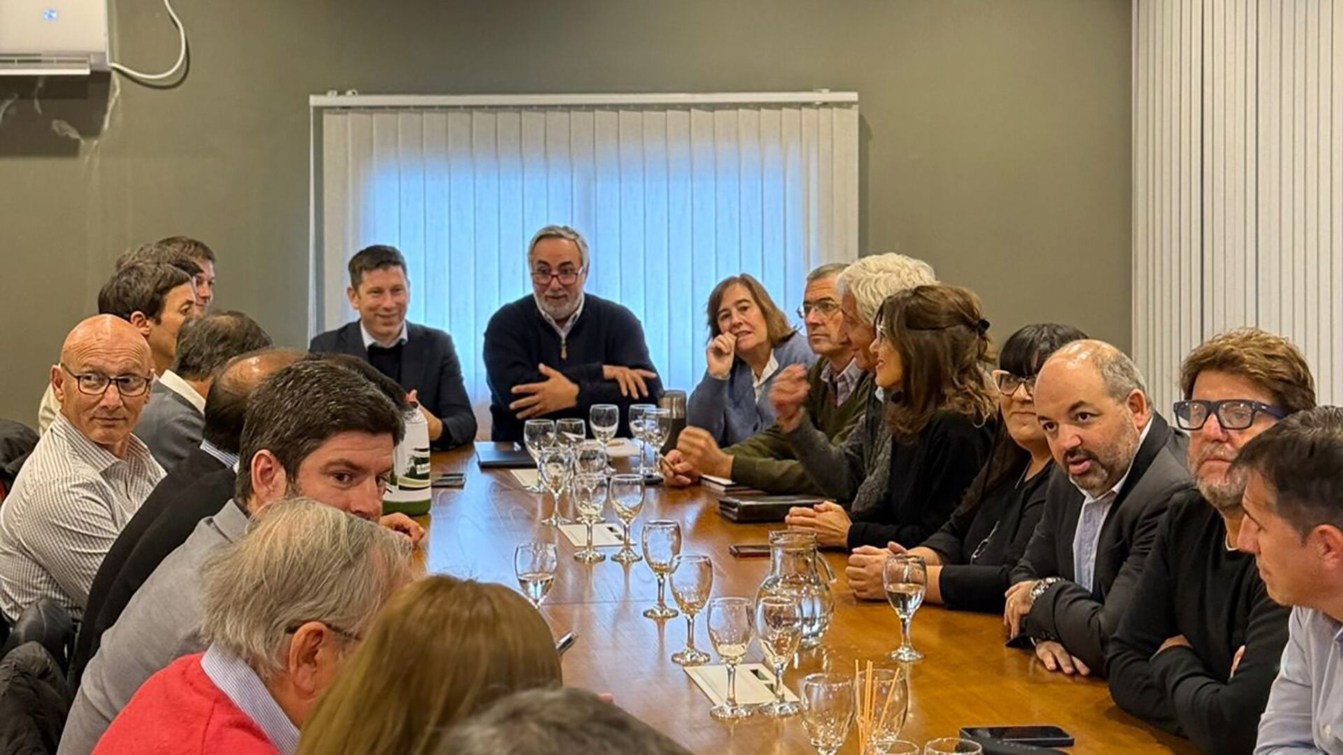 La última reunión de las autoridades de la UCR con los 27 intendentes bonaerenses
