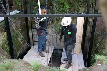 Utilizaron andamios, palas y cribados (especie de colador de metal con bordes de madera para separar los fragmentos de arena fina de posibles restos humanos) Foto: Fiscalía CDMX