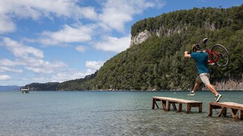 Bariloche limita con el lago