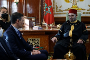 Foto de archivo de un encuentro entre el presidente del Gobierno español, Pedro Sánchez (i), y el rey Mohamed VI de Marruecos (d), en Rabat. (EFE/ Mariscal)