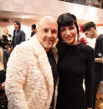 Cazzu posó junto al director