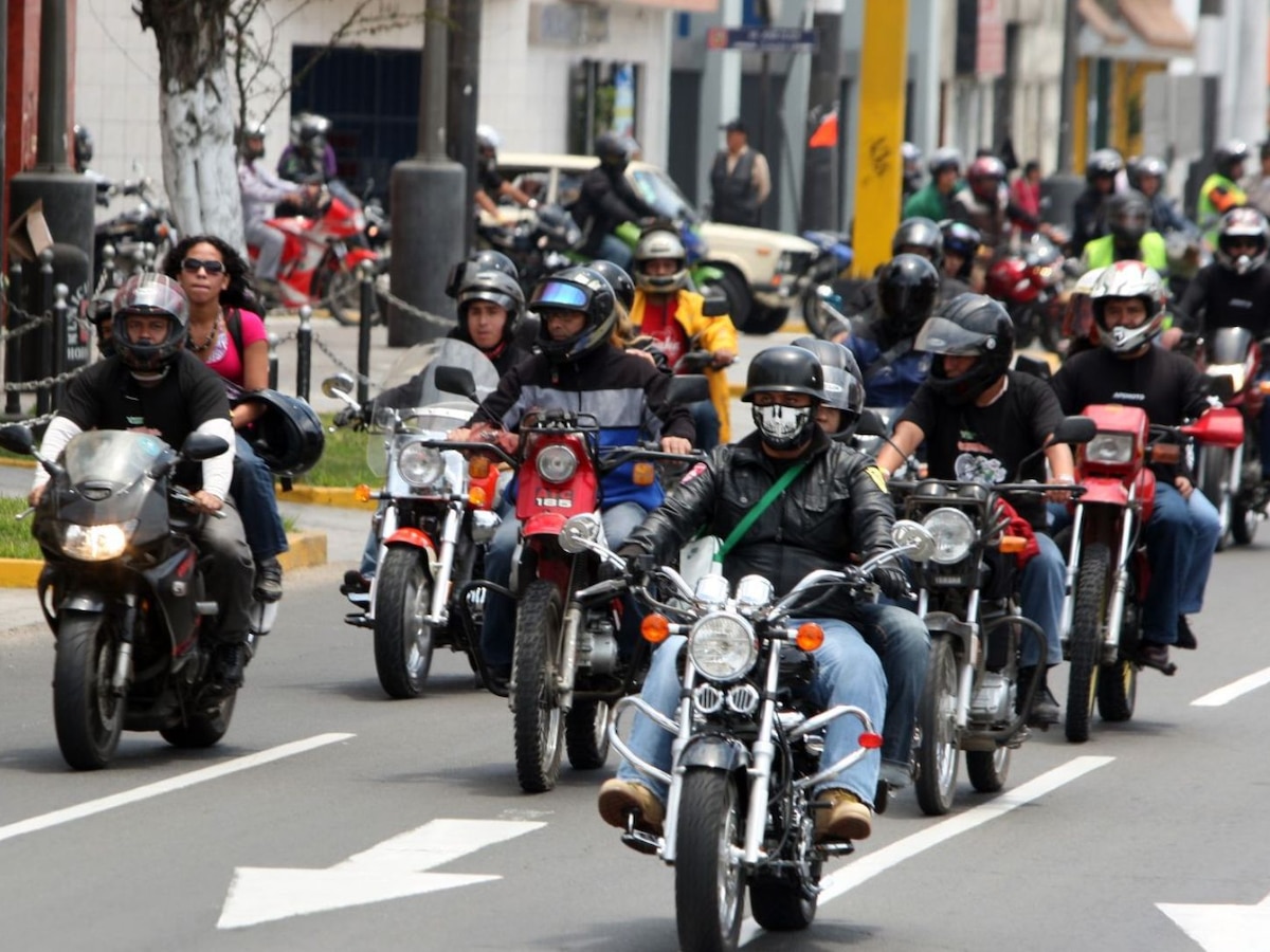 Motociclistas advierten paro nacional por prohibición de circular con acompañante - Infobae