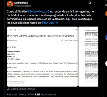 Captura de pantalla de una publicación con texto y una imagen de una camioneta blanca frente al edificio de la Alcaldía de Valledupar