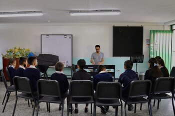 Niños asisten a clases de