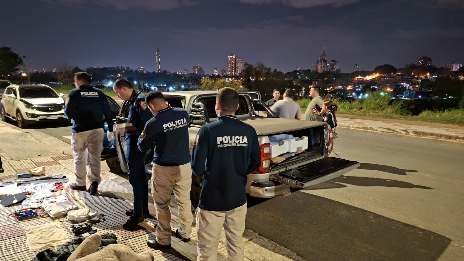 La policía de Paraguay registró la camioneta del argentino y encontró una cámara filmadora, un teléfono celular y 20 gramos de cocaína