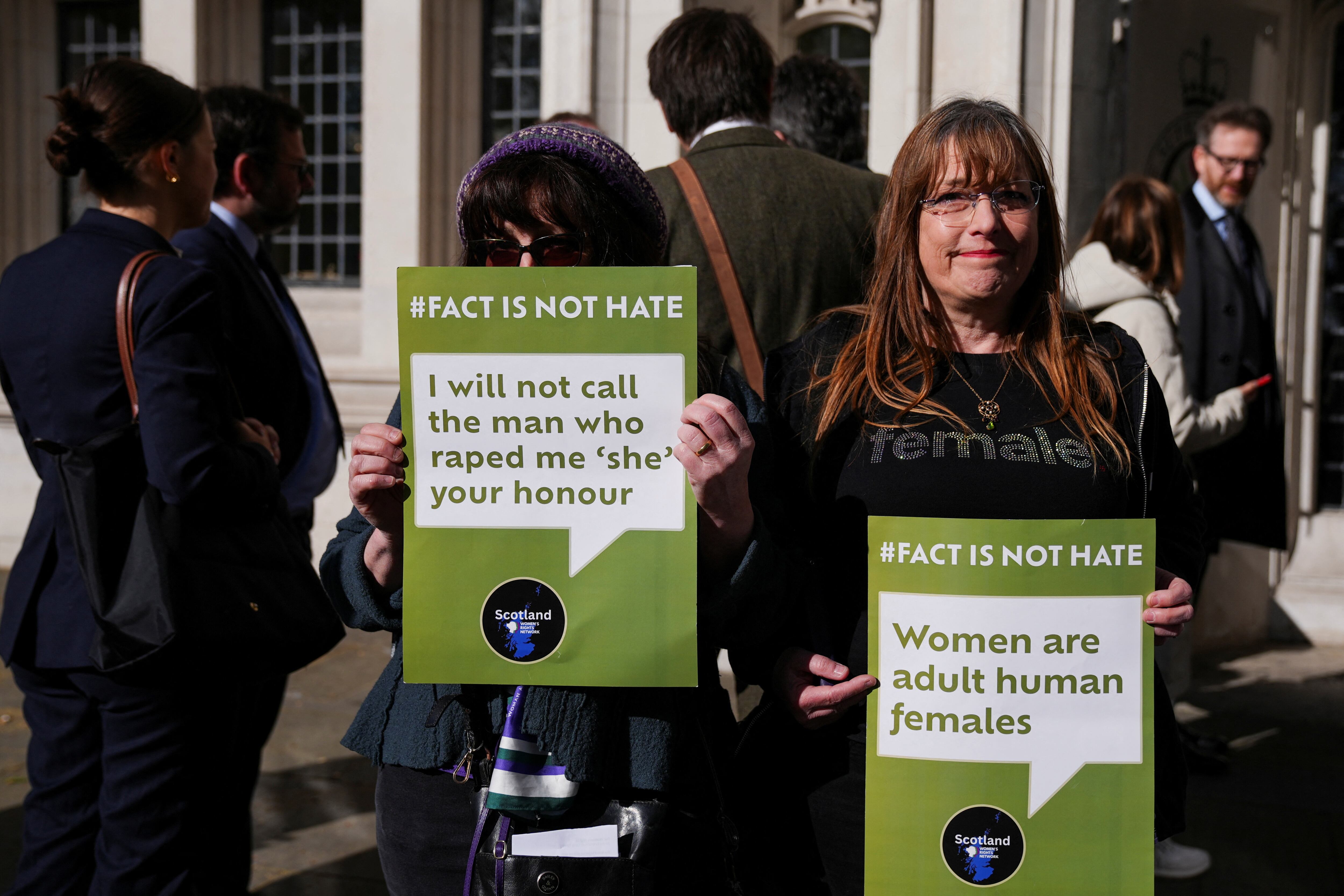 Personas sostienen carteles mientras esperan una decisión sobre una apelación de For Women Scotland sobre si una persona con un Certificado de Reconocimiento de Género (GRC) completo que reconoce su género como femenino es una mujer bajo las leyes de igualdad británicas, afuera de la Corte Suprema en Londres, Gran Bretaña, el 16 de abril de 2025. REUTERS/Maja Smiejkowska
