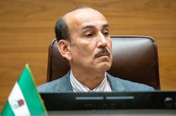 El exdiputado Francisco Nicolás Alvarado permaneció en el tribunal desde las 8:00 a. m. a la espera del inicio del debate. Crédito: El Observador