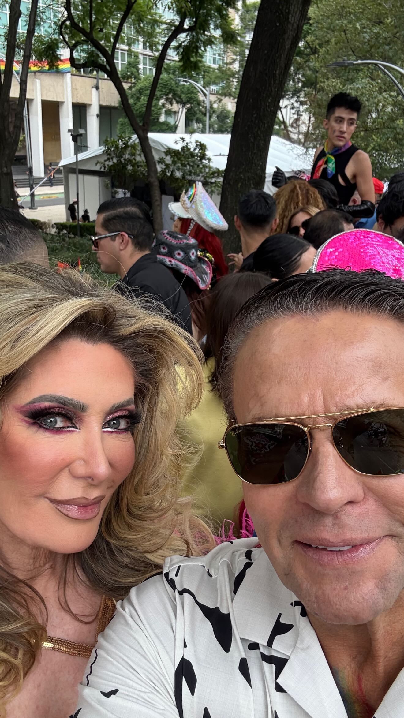 “Con toda la actitud, vengo con mis amigos de la comunidad, vengo a mostrarles mi respeto, mi admiración, el orgullo que siento que sean mis amigos”. (Foto: @alfredoadame.goldenboy, Instagram)