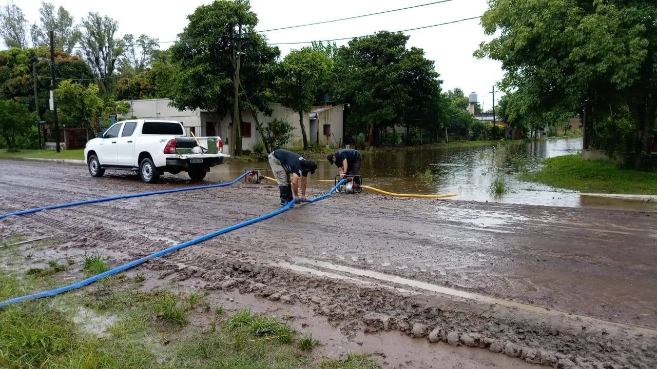 Autoridades locales y provinciales coordinan la entrega de módulos alimentarios y elementos de primera necesidad en zonas perjudicadas (Foto: Radio Dos)
