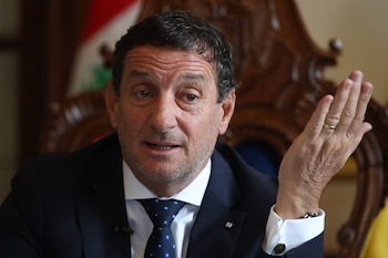 Fotografía de archivo, tomada el pasado 8 de mayo, en la que se captó al alcalde de Lima, Renzo Reggiardo, durante una entrevista con EFE, en Lima (Perú). EFE/Paolo Aguilar