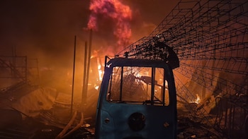 Cierran autopista Siervo de la Nación, un tramo fue alcanzado por incendio de recicladora clandestina