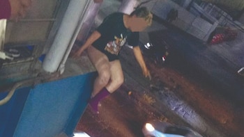 Video muestra a policías de