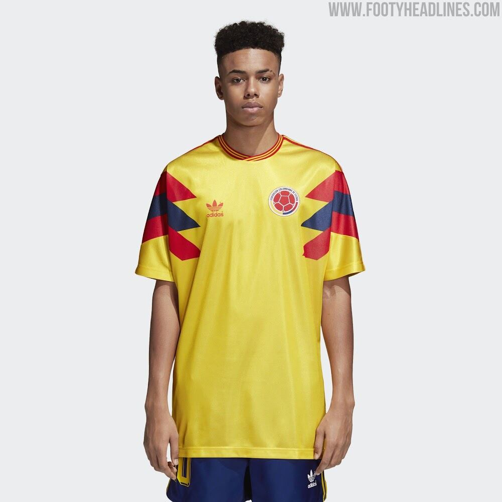 Así será la nueva camiseta de la selección Colombia, en honor a la utilizada en el Mundial de Italia 90 - crédito Footy Headlines