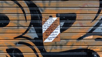 Carteles y persianas bajas en