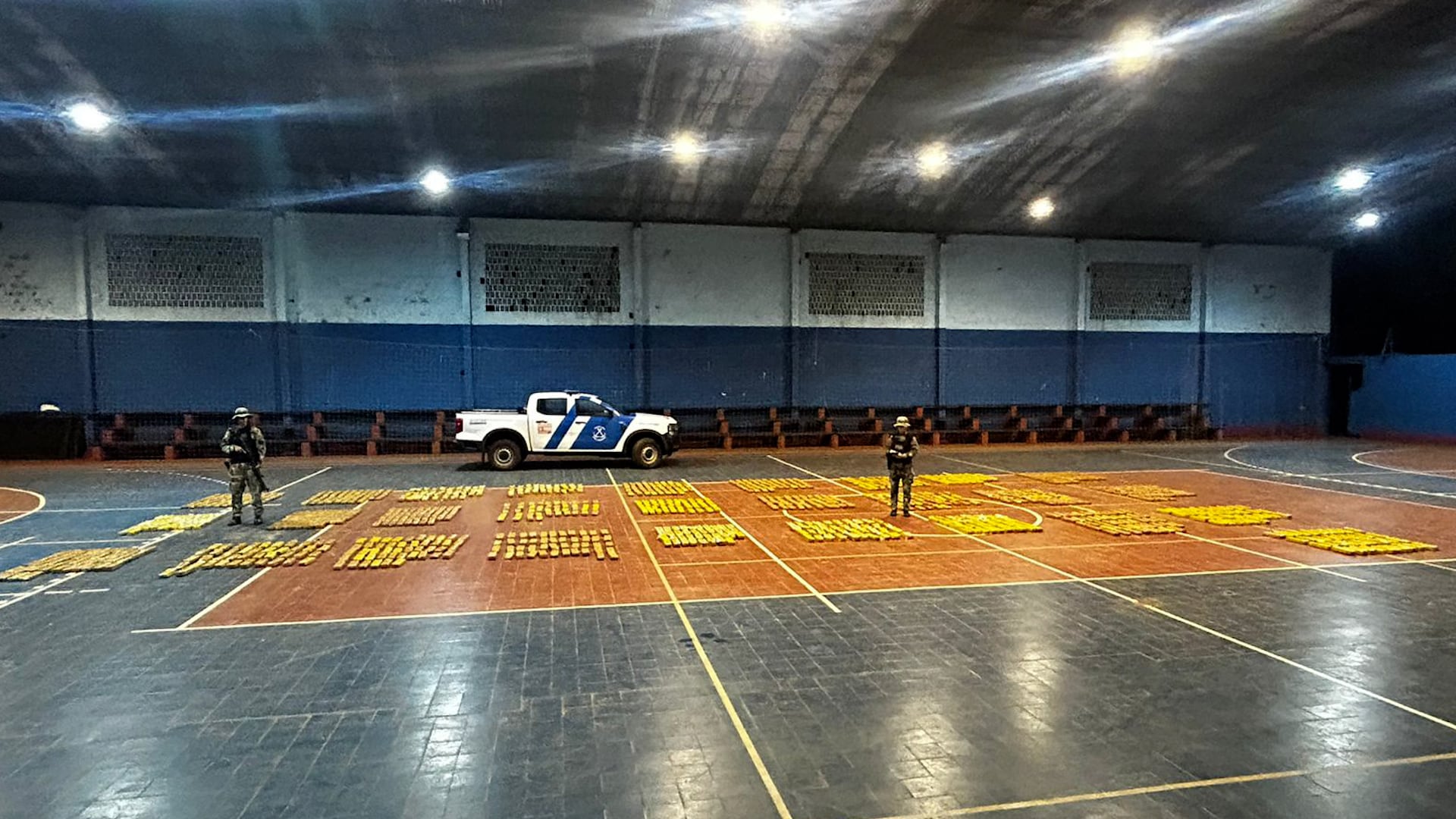 Los efectivos hallaron 28 bultos ocultos entre la vegetación.