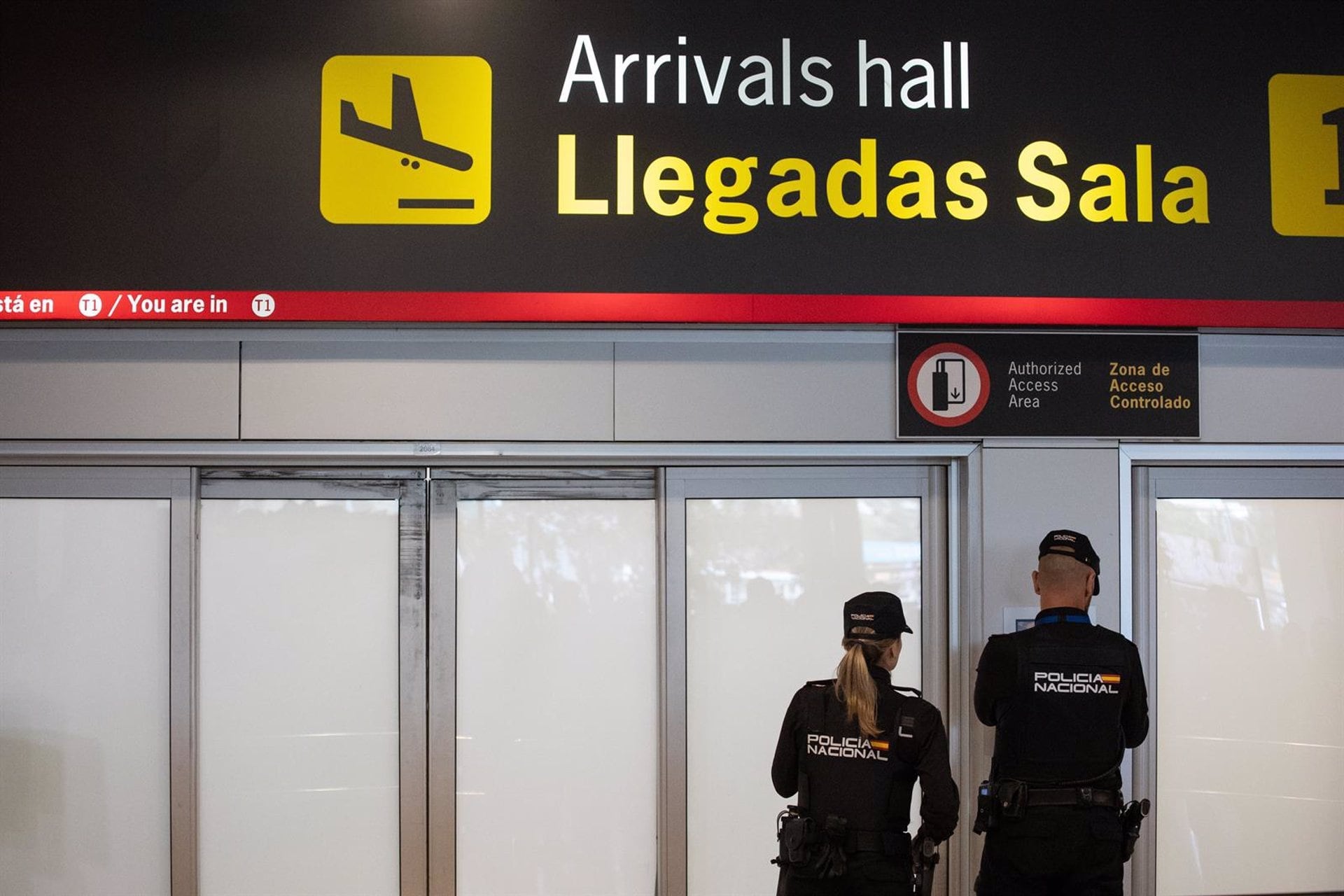 Dos agentes de la Policía Nacional en el Aeropuerto Adolfo Suárez Madrid-Barajas. (Alejandro Martínez Vélez/Europa Press)