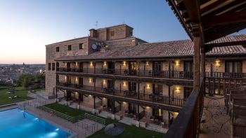 El increíble parador situado en la Ciudad de las Tres Culturas: un hotel con inspiración mudéjar que cuenta con las mejores vistas