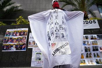 Un activista protesta frente a