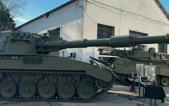 La Dirección de Arsenales presentó vehículos, sistemas de armas, drones, simuladores de tiro y nuevos uniformes como parte del proceso de modernización y fortalecimiento de las capacidades operativas de la fuerza (Captura de video)