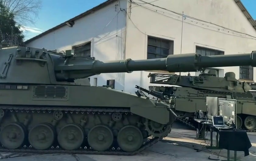 La Dirección de Arsenales presentó vehículos, sistemas de armas, drones, simuladores de tiro y nuevos uniformes como parte del proceso de modernización y fortalecimiento de las capacidades operativas de la fuerza (Captura de video)
