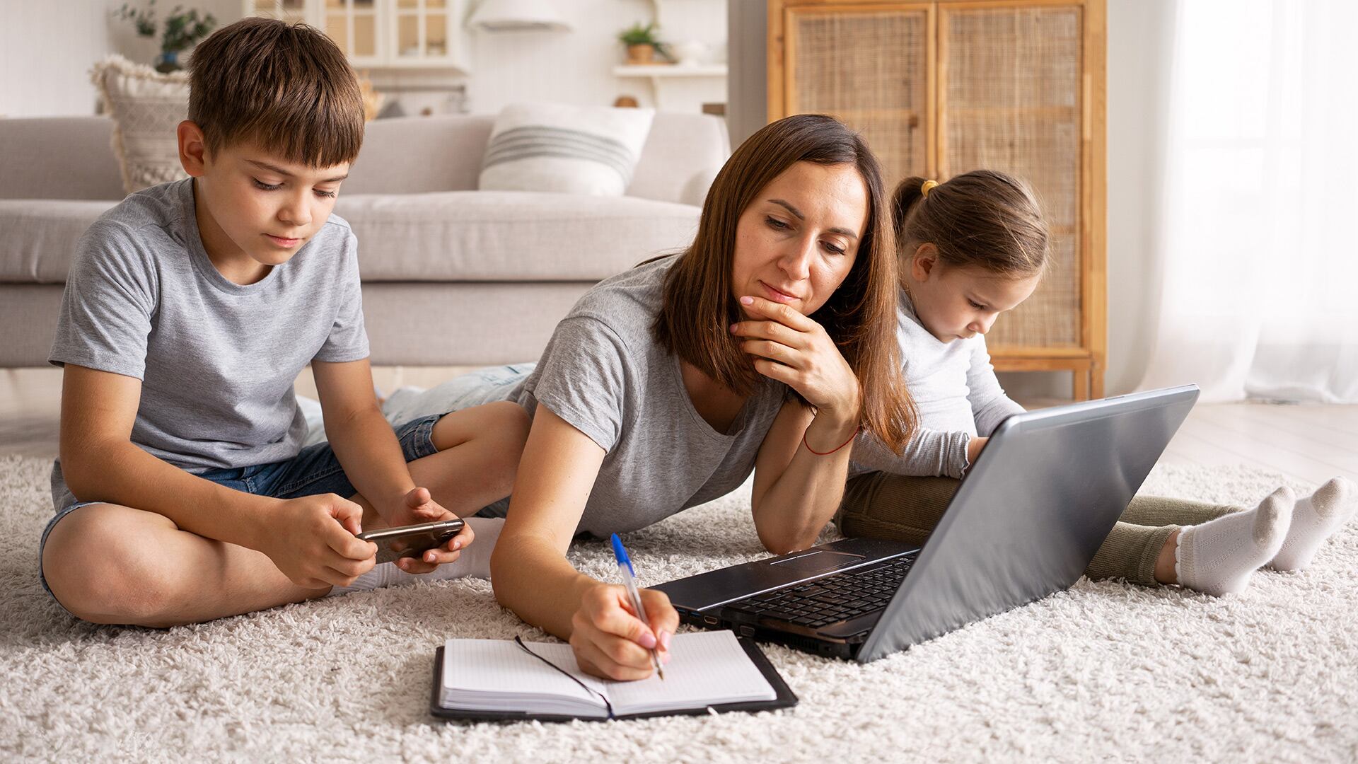 Validar emociones dentro del hogar promueve la conexión afectiva y previene la sensación de aislamiento entre niños y adultos (Freepik)