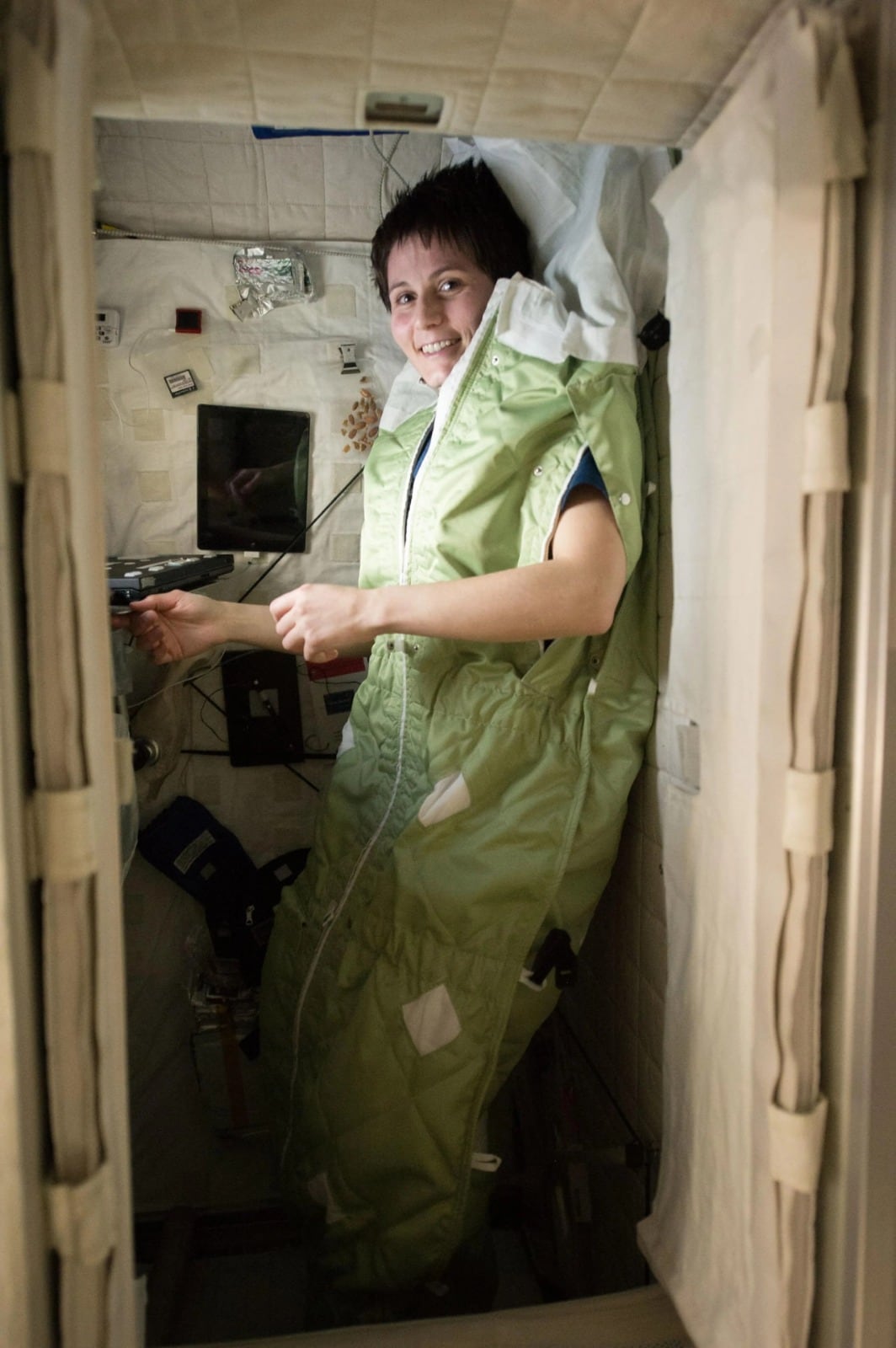 La astronauta Samantha Cristoforetti descansa dentro de un saco de dormir en su camarote de la Estación Espacial Internacional. (NASA)