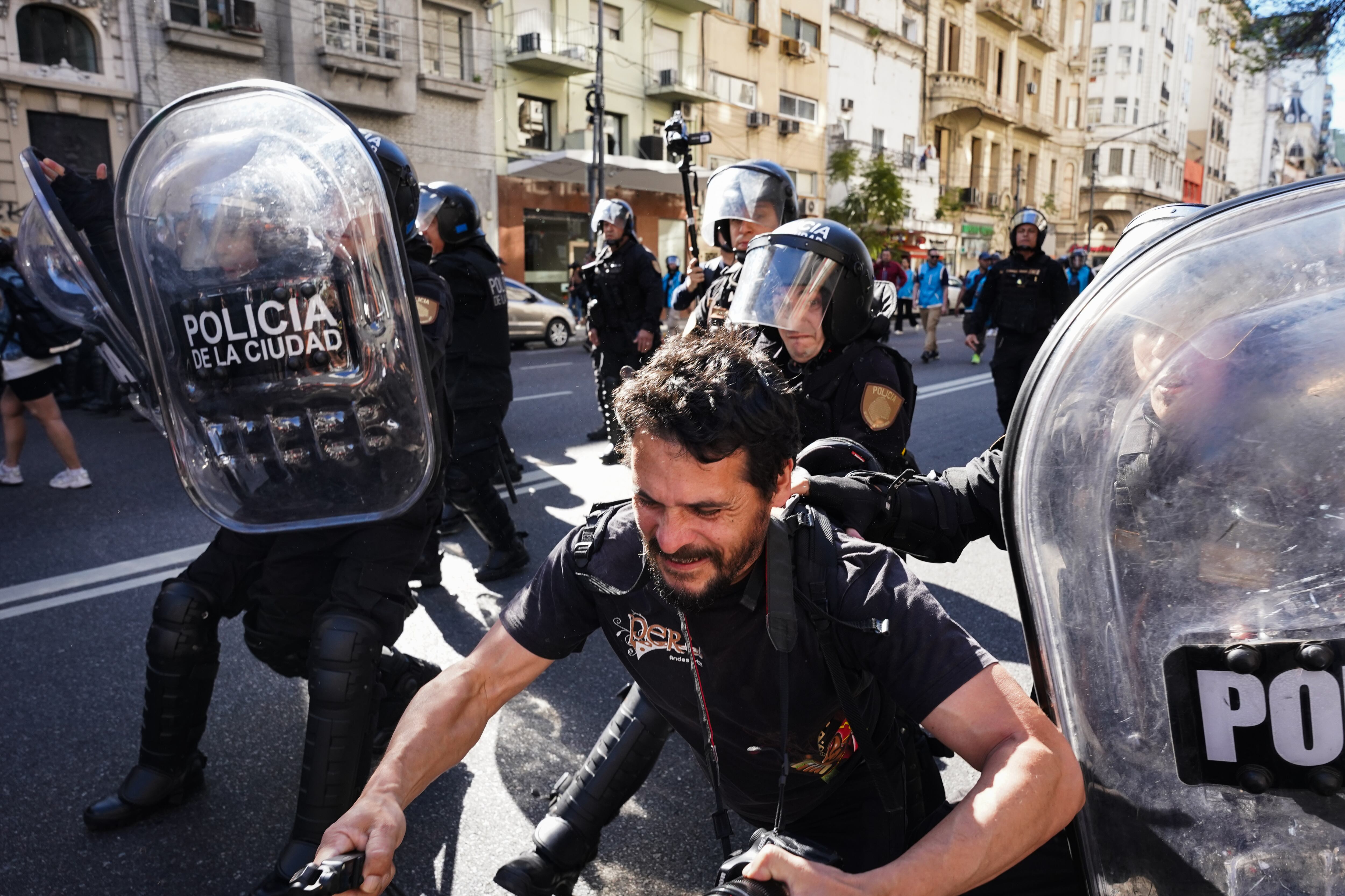 La Policía aplicó el protocolo antipiquete (RS Fotos)