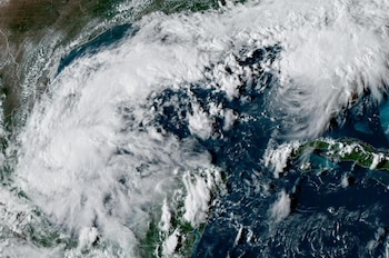 Vista de la Tierra desde el espacio con una gran formación de nubes blancas sobre el Golfo de México, la península de Florida y Cuba