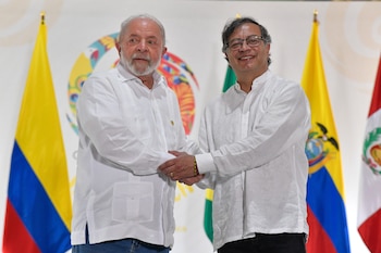 El presidente de Brasil, Luiz Inácio Lula da Silva, sostuvo una llamada telefónica con el mandatario colombiano Gustavo Petro para despedirse antes del final de su gobierno. EFE/Str