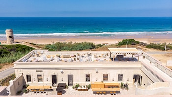 La mejor terraza de España está en una playa de Cádiz: un restaurante frente al mar ubicado en un antiguo cuartel
