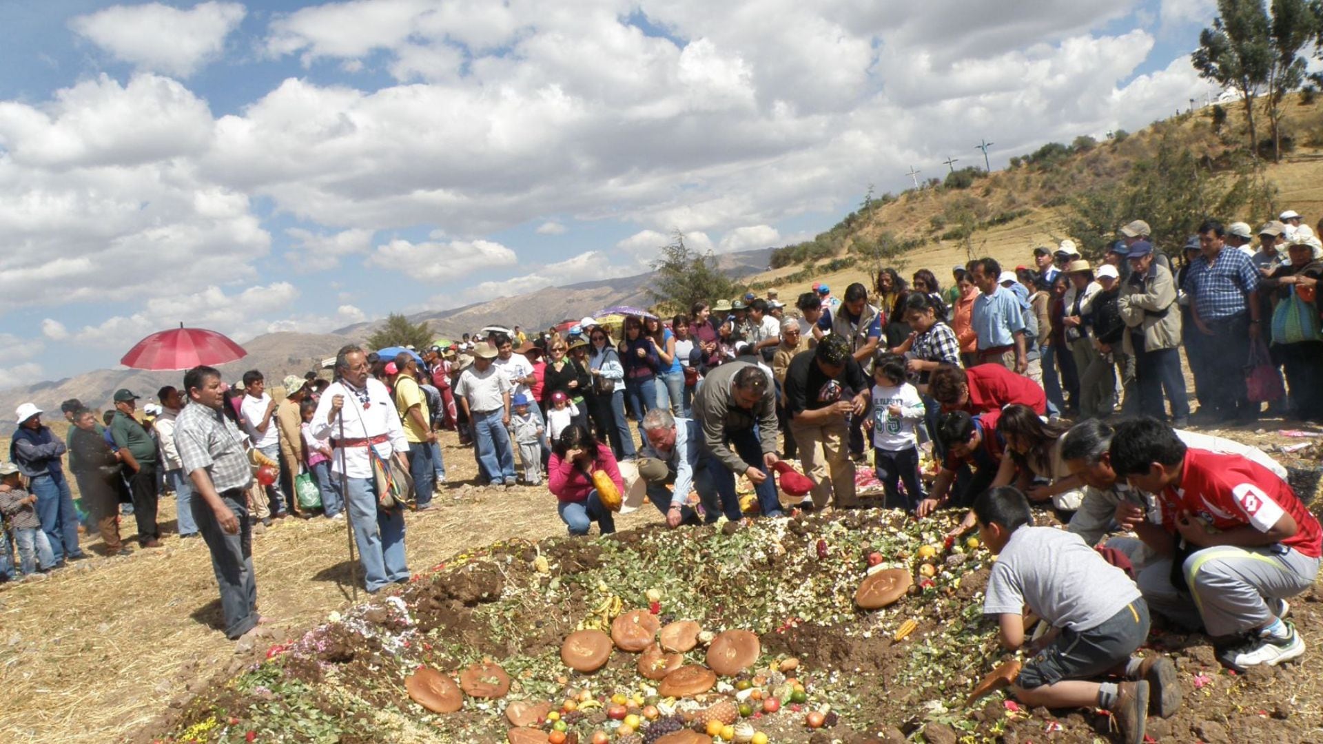 El acto central implica realizar ofrendas simbólicas, depositadas en un pozo considerado la boca de la pachamama, donde se presentan alimentos, semillas, hojas sagradas, bebidas y artesanías - Créditos: Andina/Percy Hurtado.