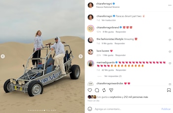 Chiara Ferragni y un hombre en un buggy en medio de dunas de arena. El vehículo tiene la inscripción 'ADRENALINE ARENA'