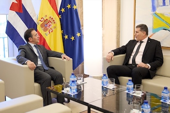 El ministro de Asuntos Exteriores, Unión Europea y Cooperación, José Manuel Albares, y el viceprimer ministro y ministro de Comercio Exterior de Cuba, Orlando Pérez-Oliva Fraga