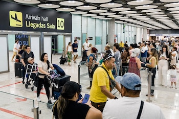 30/08/2026 Decenas de personas transitan por la T4 del Aeropuerto Adolfo Suárez Madrid-Barajas, a 30 de agosto de 2026, en Madrid (España). Los aeropuertos de la red de Aena en España tienen programadas un total de 29.592 operaciones entre el viernes 28 y el lunes 31 de agosto de 2026, coincidiendo con el último fin de semana del mes y la habitual operación retorno de las vacaciones estivales. Esta cifra supone un incremento del 2,6% respecto a los 28.826 vuelos operados en el periodo equivalente del año anterior.
POLITICA
Carlos Luján - Europa Press