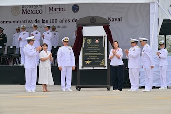 Develaron una placa conmemorativa por