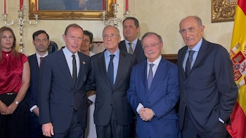 Decenas de ceutíes reciben a Florentino Pérez con camisetas del Real Madrid: "Gracias por apoyarnos"