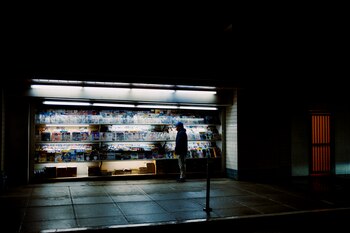 Un cliente se acerca a un puesto de venta de diarios y revistas en Beverly Hills (Mark Abramson/The New York Times)
