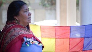 A través de peñas diversas,