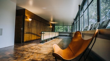 La obra parece desnuda: está