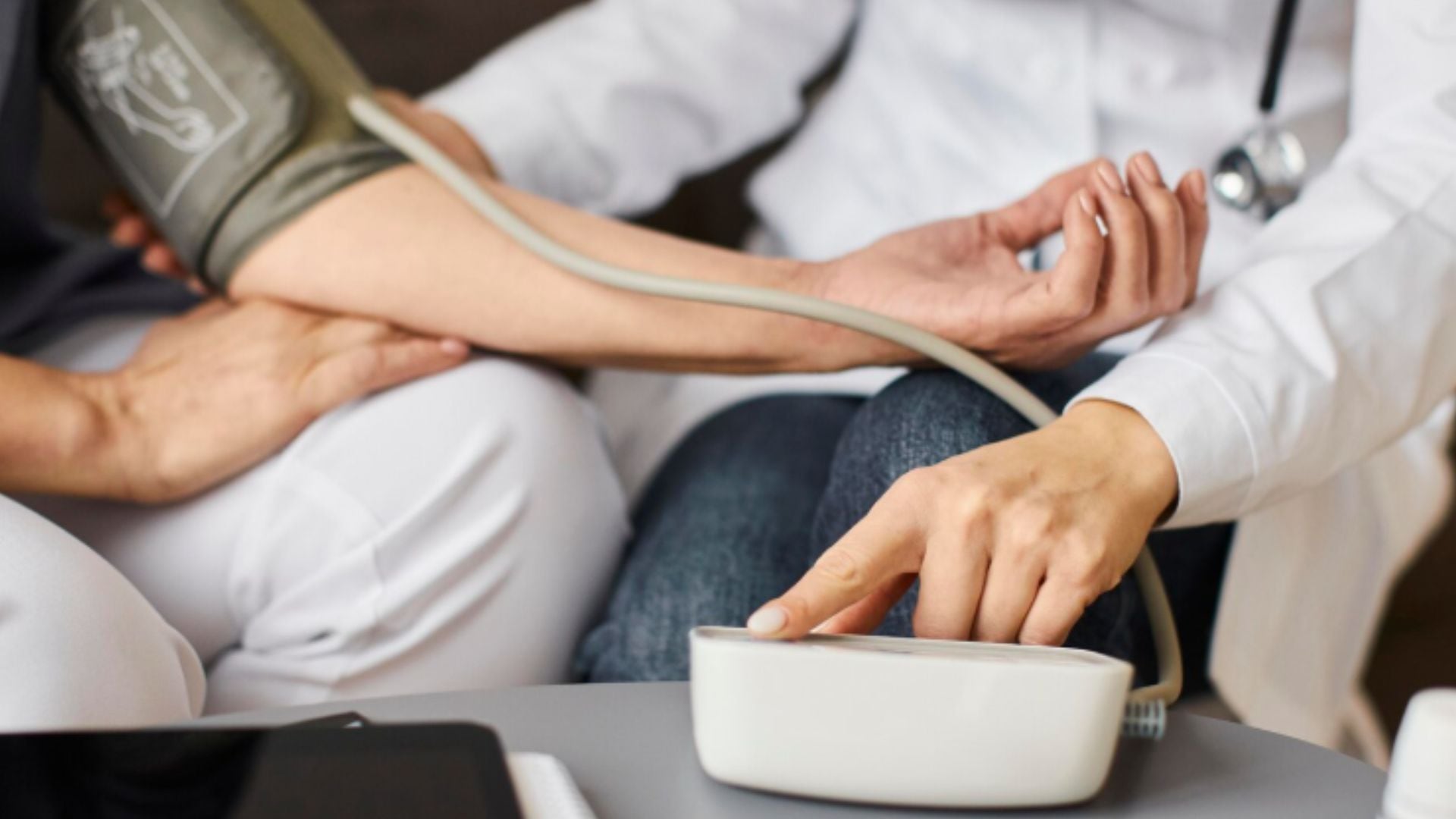El evento incluye atención en medicina general, odontología, obstetricia, nutrición, inmunizaciones, psicología y optometría, entre otros servicios especializados - Créditos: Magnific/Freepik.