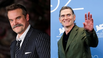 Imagen dividida de David Harbour con bigote en un traje a rayas oscuro y Billy Crudup sonriendo y saludando en una chaqueta verde