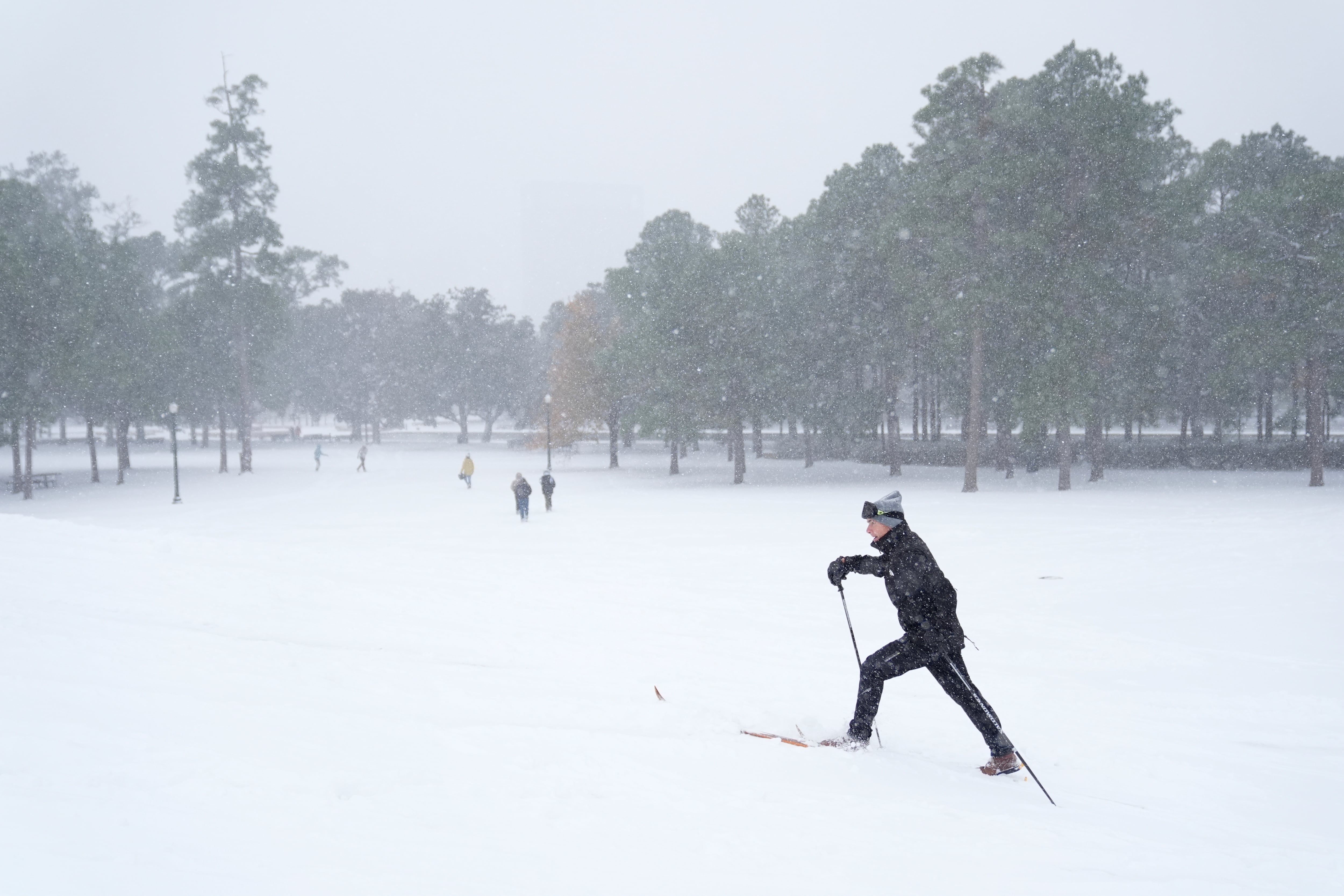 La tormenta de nieve amenaza con acumulaciones de hasta 20 centímetros y condiciones de hielo en áreas metropolitanas como Nueva York y Nueva Jersey. (AP Foto/Ashley Landis)