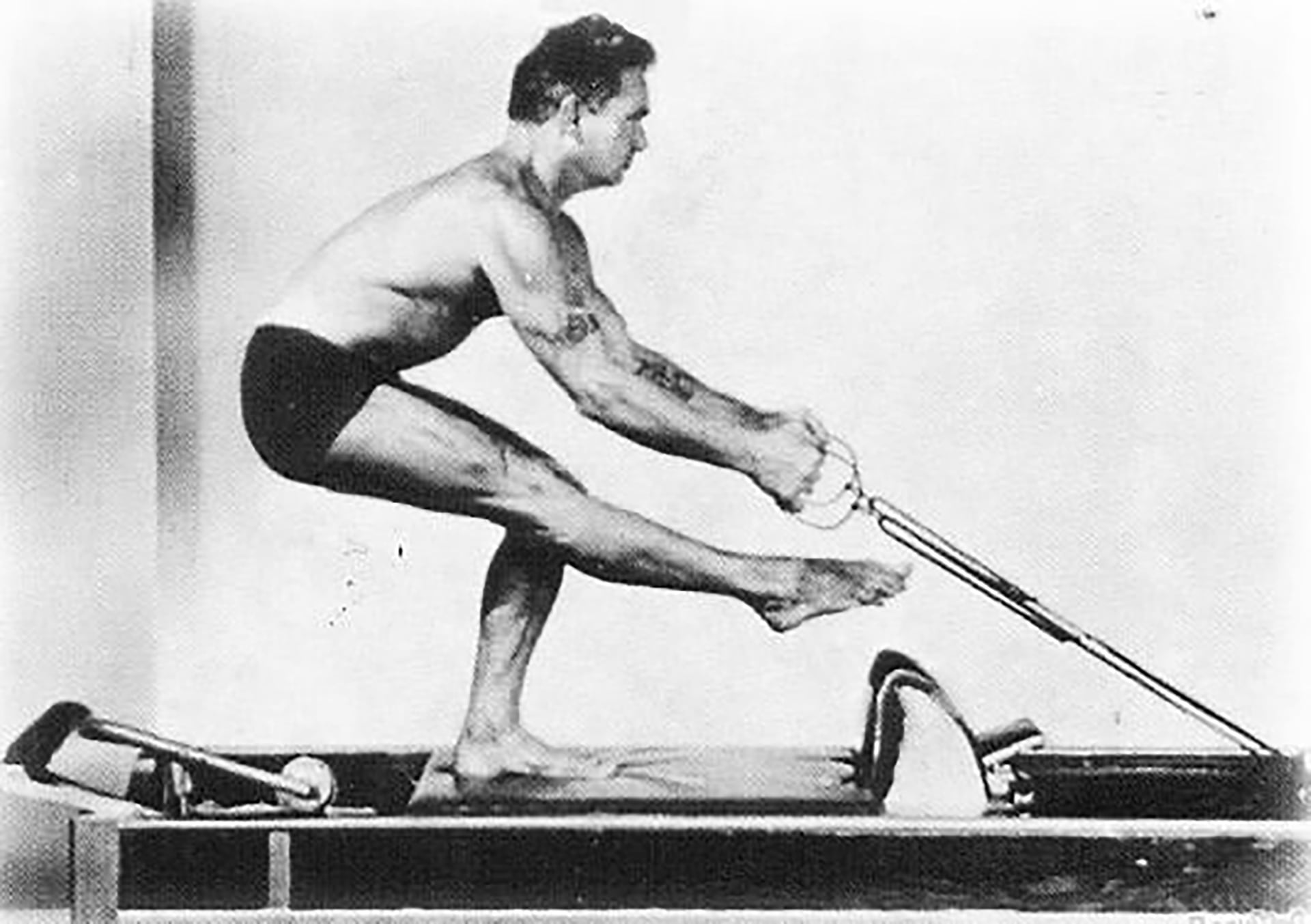 Joseph Pilates desarrolló un método que une mente y cuerpo a través del control, la respiración y la alineación precisa en el Pilates