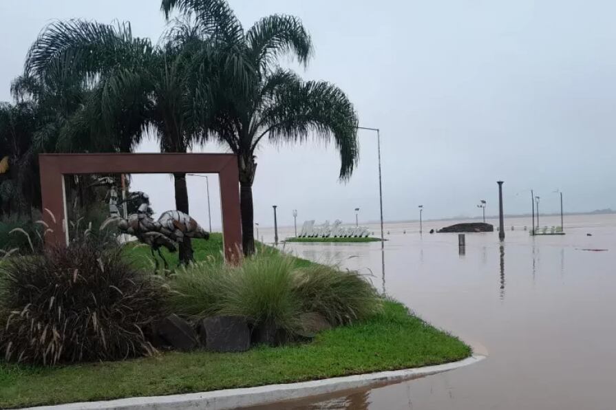Fuerte crecida del Río Uruguay y sigue subiendo zona Monte Caseros (Foto: Corrientes Hoy)