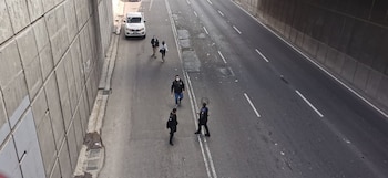 El agente custodiaba un camión