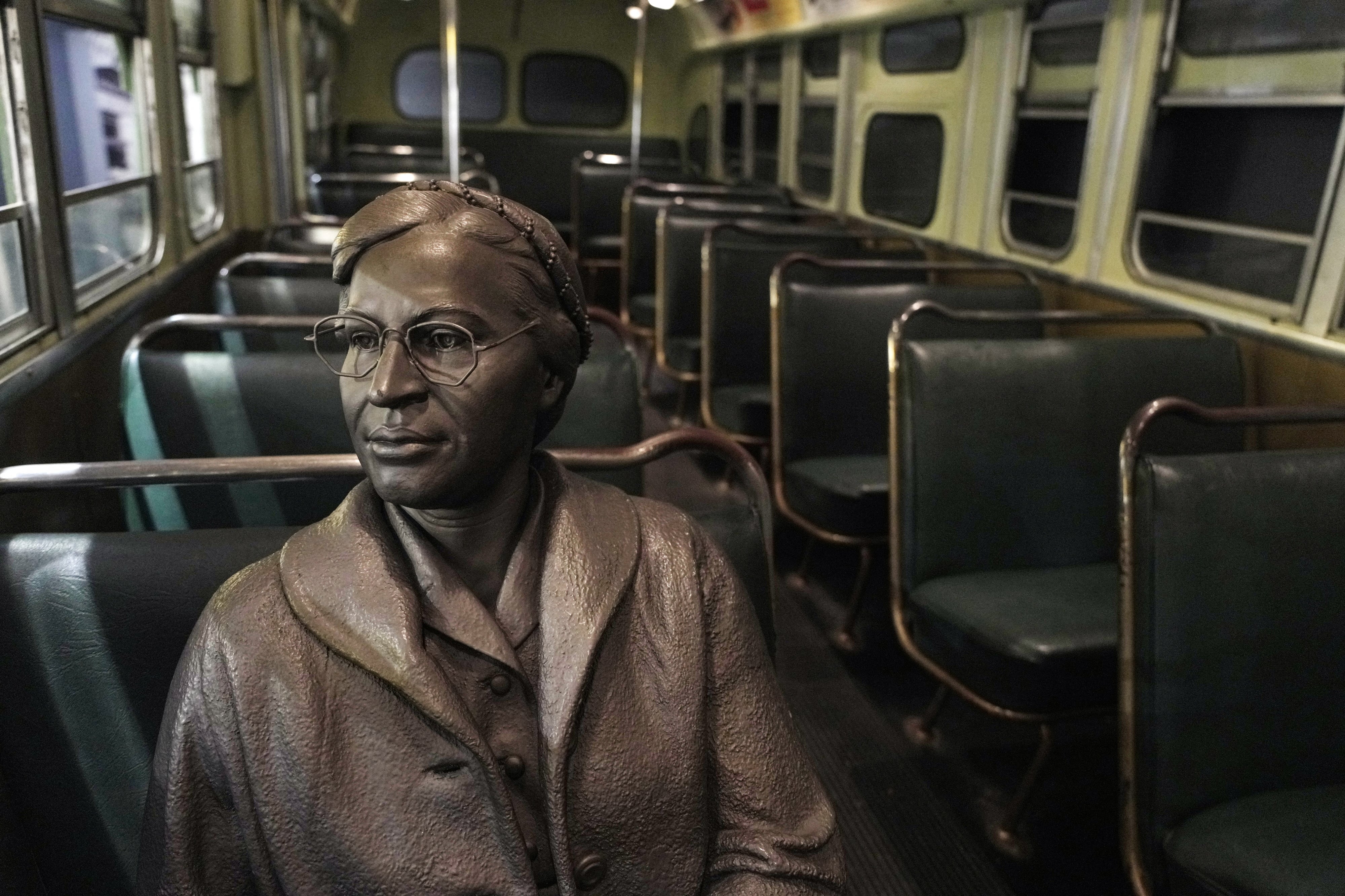 Una estatua de Rosa Parks sentada en un colectivo en una muestra en el Museo Nacional de los Derechos Civiles (REUTERS)
