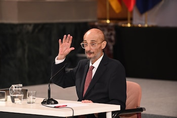 10/07/2025 El expresidente de Aragón Javier Lambán durante el acto de entrega del retrato de Javier Lambán, en la sala de la Corona del Edificio Pignatelli, a 10 de julio de 2025, en Zaragoza, Aragón (España). Javier Lambán fue presidente del Gobierno de Aragón entre 2015 y 2023 y presidió la Diputación de Zaragoza entre 1999 y 2011.
POLITICA
Ramón Comet - Europa Press