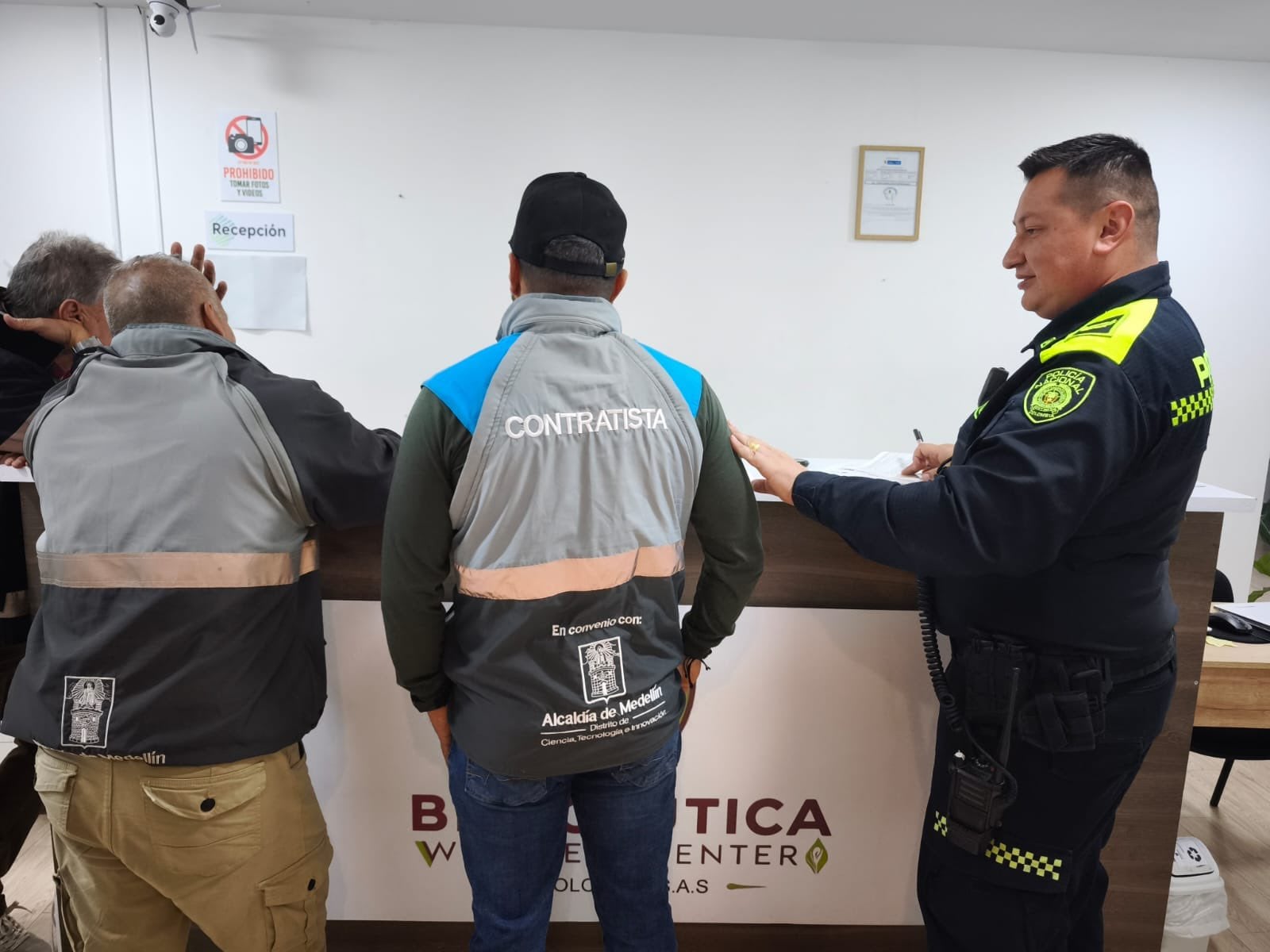 Bioceutica Wellness Center es señalada de captar adultos mayores con la promesa falsa de un bono estatal de $400.000 en Medellín - crédito @ManuelVillaMe / X