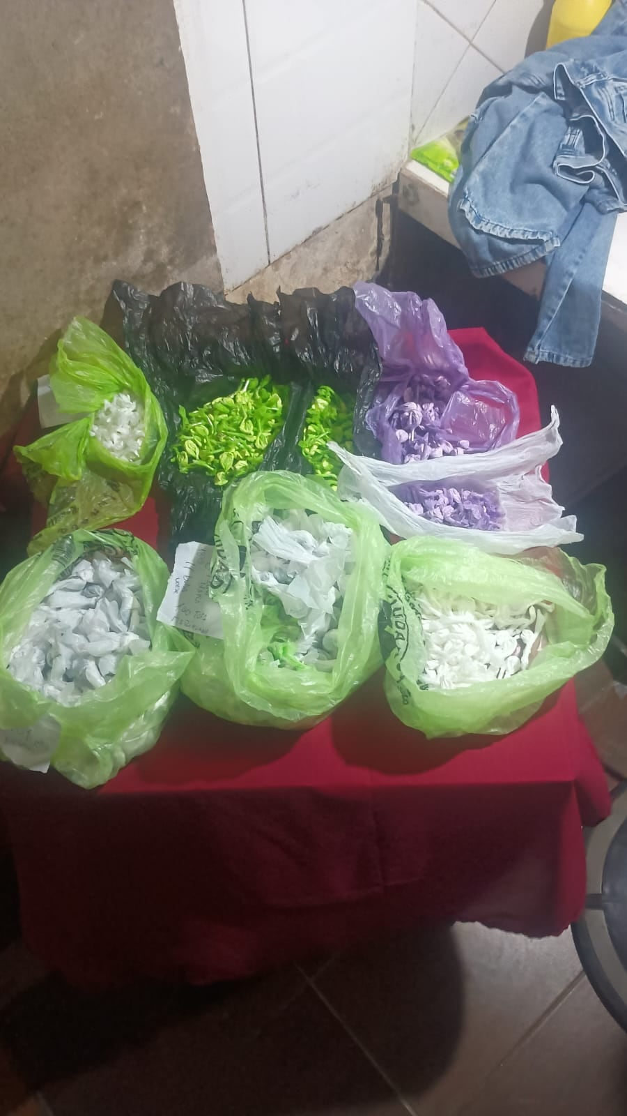 El operativo en Avellaneda permitió la detención de dos mujeres y la aprehensión de un hombre vinculados a delitos de narcotráfico