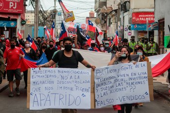Manifestantes en contra de la migración participan en una marcha hoy, en Iquique (Chile). EFE/ Johan Berna